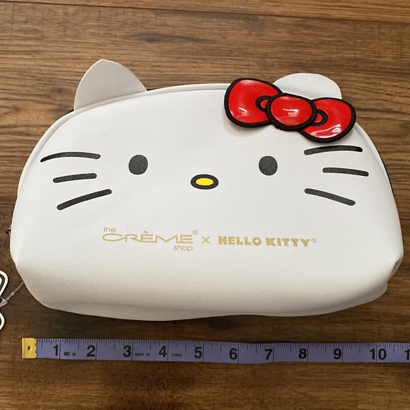 Crème Shop x Hello Kitty Travel Case - Picture 2 of 9